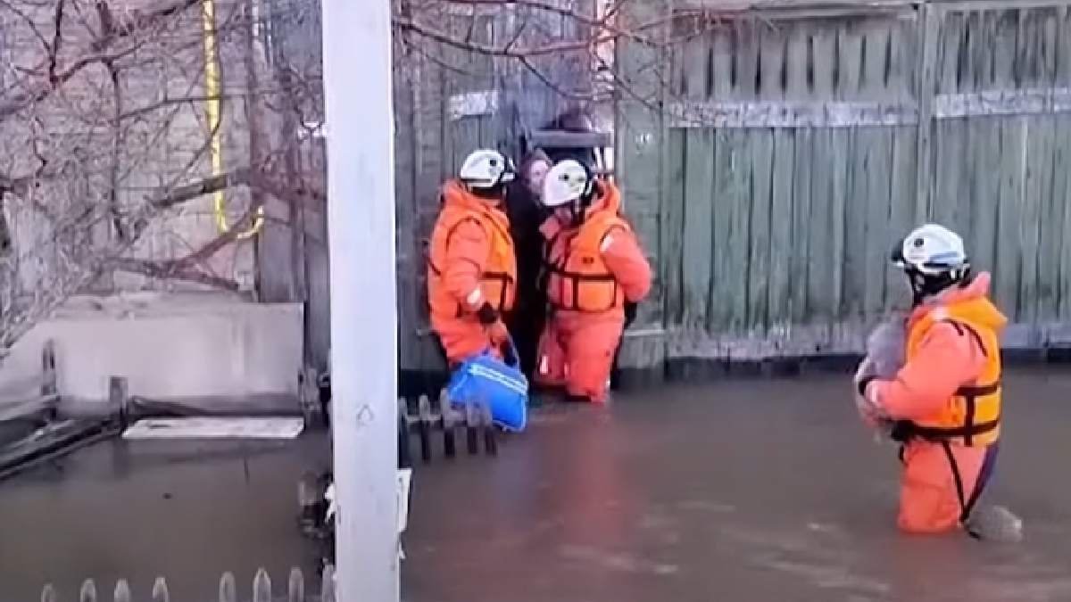 Evacuation work continues after dam breach in Orsk, Russia